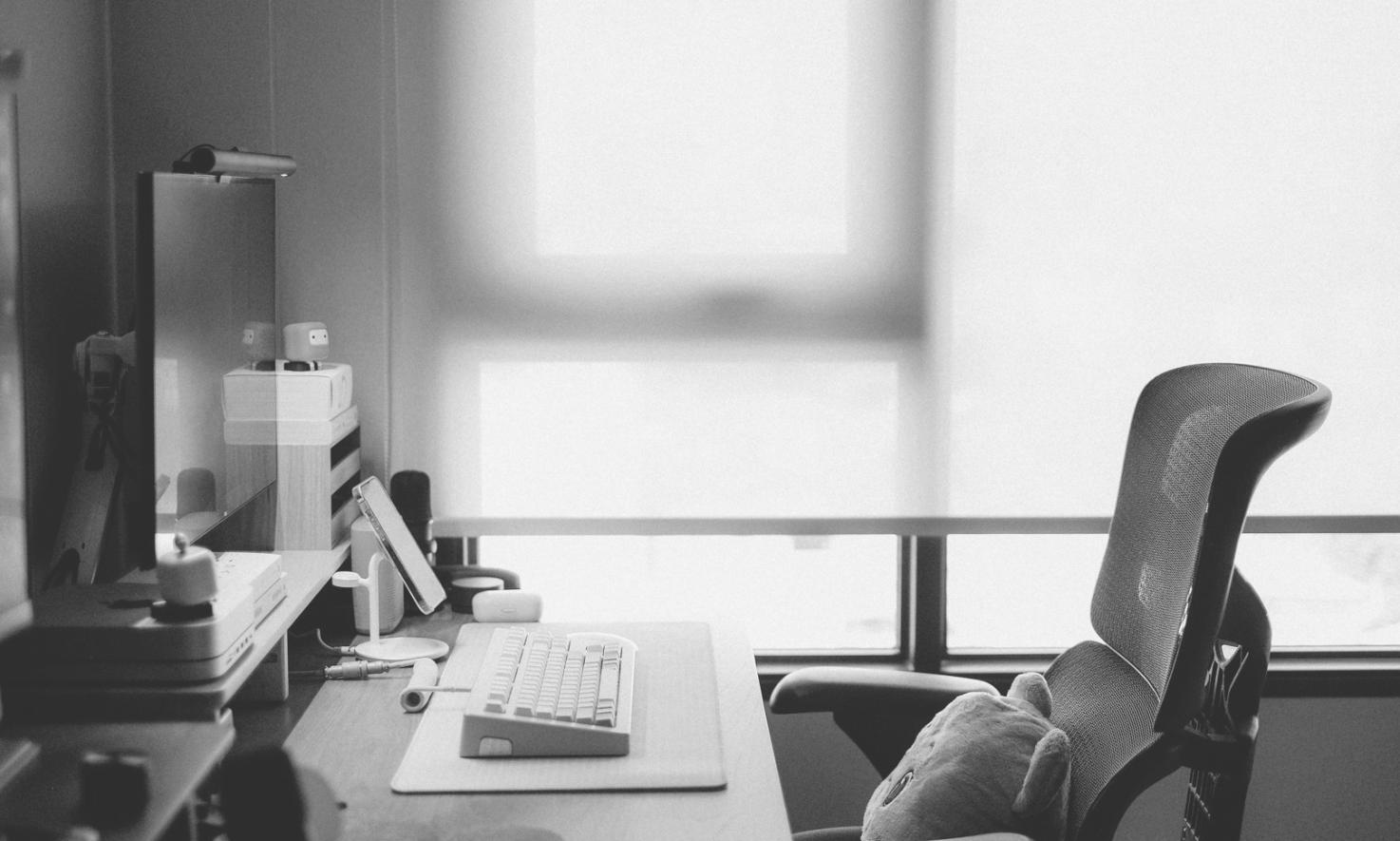 Consultation personnalisée avec un conseiller en investissement analysant des graphiques financiers